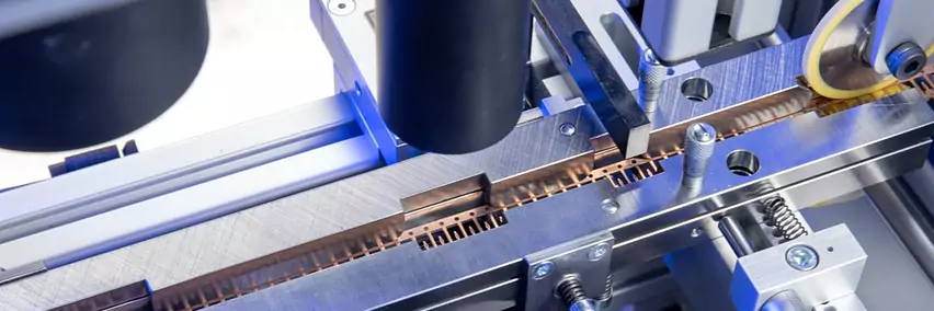 Optischer Prüfautomat wertet 4000 Stanzteile pro Minute aus